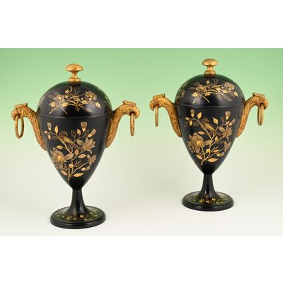 Een stel Hollandse gelakte tinnen kastanje vazen.