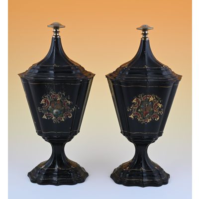 Een stel gelakte blikken kastanje vazen.