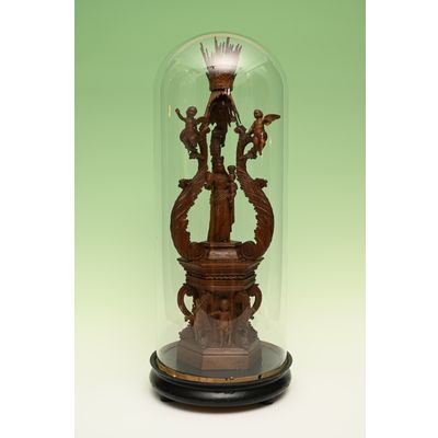 Een houten sculptuur