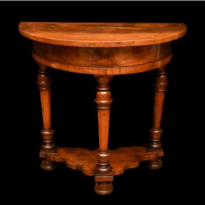 Een Duits notenhouten halve-maan tafeltje