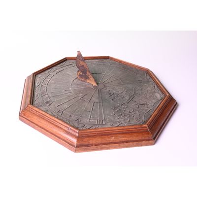 Een leistenen zonnewijzer