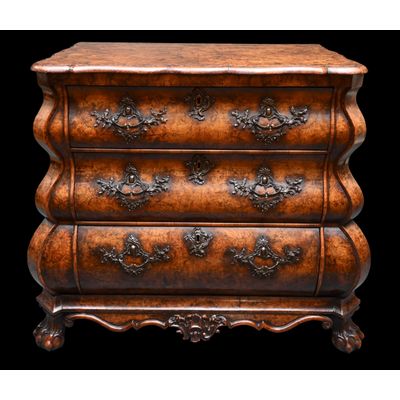 Driemaal gebogen, 18de eeuwse Hollandse commode.