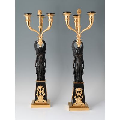 Een paar decoratieve kandelaars