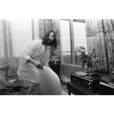 John Lennon & Yoko Ono - PEACE - Room 902 Hilton #18