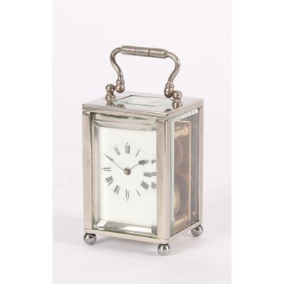 Een fraai Frans miniatuur reisklokje met vernikkelde kast, circa 1925.