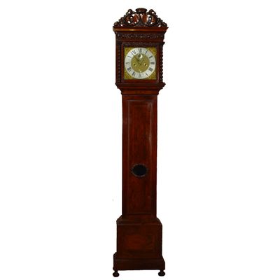 Een vroege Hollandse notenhouten staande klok met snijwerk, door Huijgens, omstreeks 1690