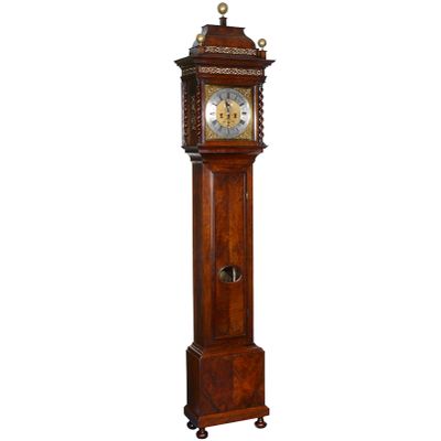 Een mooie Hollandse notenhouten staande klok Pieter Klok Amsterdam circa 1710