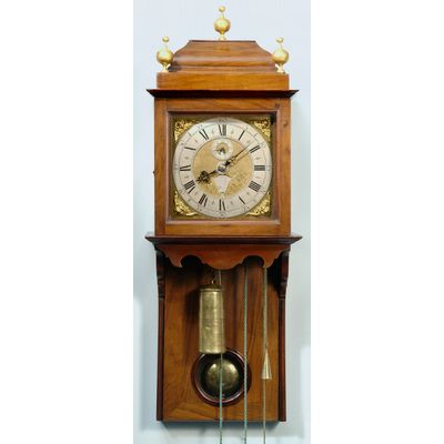 Een fraai notenhouten Amsterdammertje gesigneerd Jacob Gelyn, circa 1725.