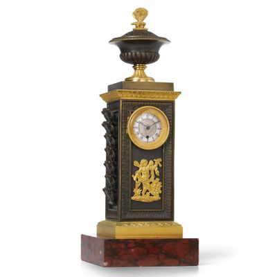 Een zeldzame en fraaie Frans Charles X brons en vuurverguld bureau klokje met thermometer en brûle-parfum, omstreeks 1830