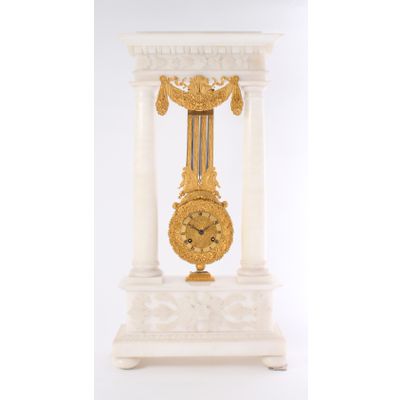 Een fraaie Franse albasten en verguld bronzen kolomklok met vrijslingerend uurwerk, circa 1830.