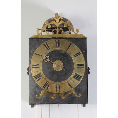 Een vroege Franse provinciale ijzer en messing Morbier wandklok, comstreeks 1735