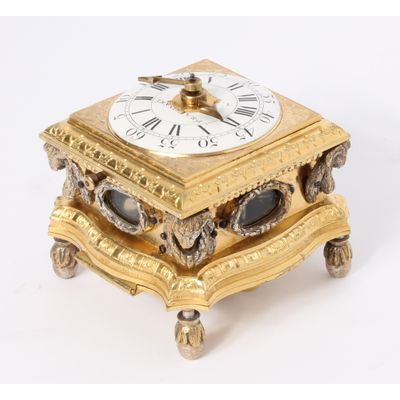 Een kleine horizontale tafelklok met wekker en repetitie, door P.I. Radzinski, omstreeks 1750