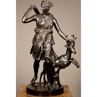 Een Frans gepatineerd bronzen sculptuur van Diana the Jager naar antiek voorbeeld, circa 1880