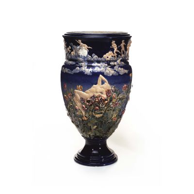 Een monumentale Choisy-le-Roi Maiolica vaas gemodelleerd door Louis Carrier Belleuse, omstreeks 1880