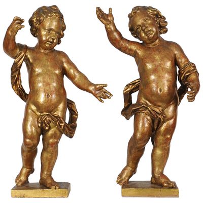 Een paar Hollandse pendant verguld en gestoken houten putti, omstreeks 1660 