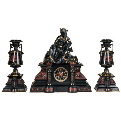 Een fantastische zwart marmeren 'retour de l'Egypt' pendule met twee bijpassende vasen.