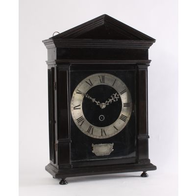 Een Hollandse ebben en verzilverde tafelklok, zogenaamde 'Haagse klok', door Christiaan Reynaert Haghe, omstreeks 1665