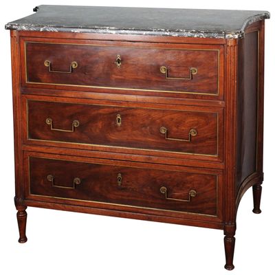 Een Franse Lodewijk XVI messing-gemonteerde mahonie commode, door Marinet, omstreeks 1780