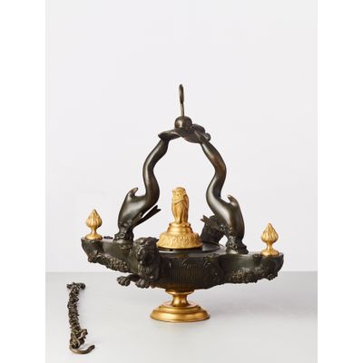 Ornament op voetstuk met hangelement