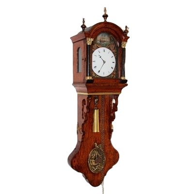 DW31 Zeer bijzonder Fries miniatuur staartklokje, zgn. kantoortje of notarisklok