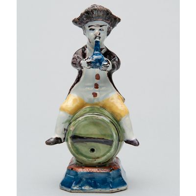 Een Polychroom Delfts Aardewerk Figuur van een Man op Ton