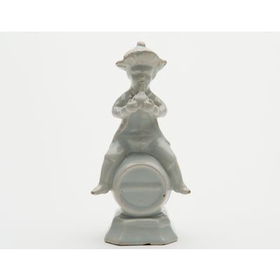 Een Wit Delfts Aardewerk Figuur van een Man op Ton