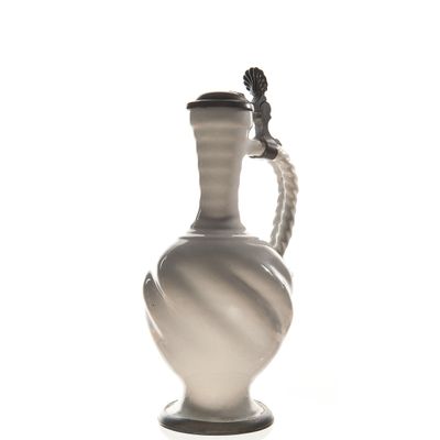 Een Witte Delftse Getorste Schenkkan met Tinnen Deksel