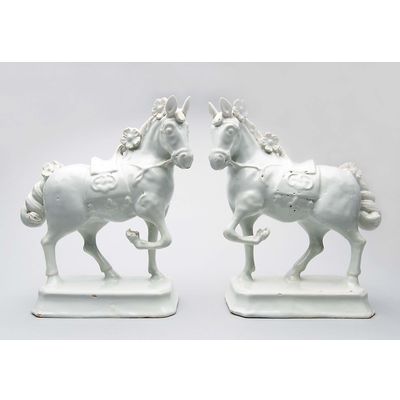 Een Paar Wit Delftse Figuren van Paarden