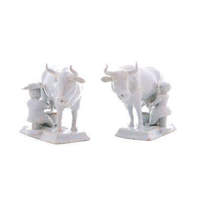 Een Paar Koeien met Melkers in Wit Delfts Aardewerk