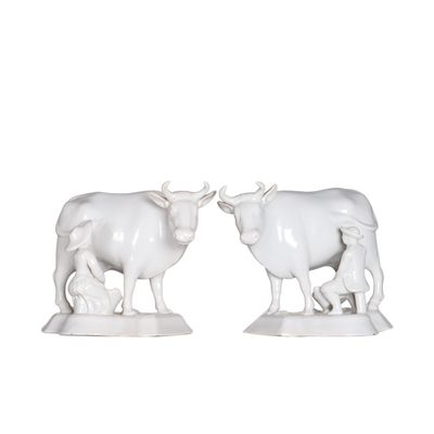 Een Paar Koeien met Melkers in Wit Delfts Aardewerk