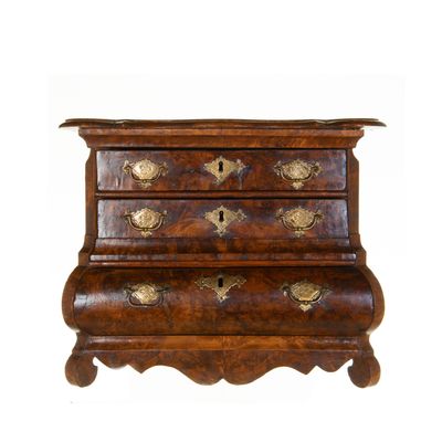 Een Louis XV Miniatuur Commode