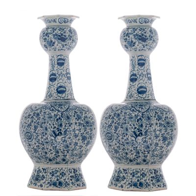 Een Paar Blauw - Witte Knobbelvazen in Delfts Aardewerk