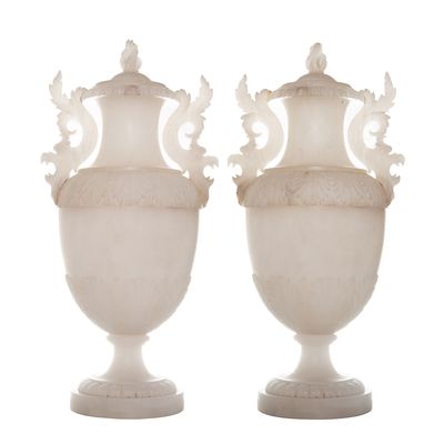 Louis XIX Paar Grote Italiaanse Urnen met Deksel in Albast