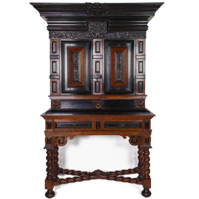 Een Zeldzame Nederlandse XVIIe. eeuws Kabinet. Een zogenaamde 'Kraamkamerkast'