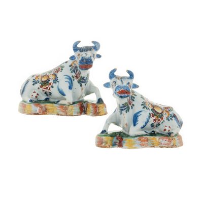 Een Paar Polychroom Liggende Koeien in Delfts Aardewerk