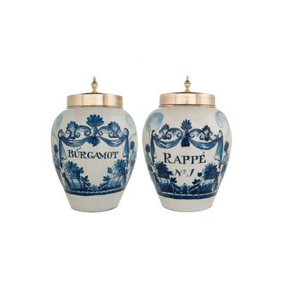 Een Paar Delfts Aardewerk Tabakspotten met Koperen Deksels - 'Burgamot' en 'Rappé'