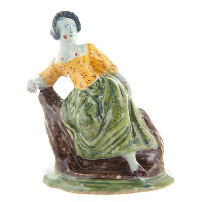 Polychroom Delfts Aardewerk Figuur van een Zittende Dame
