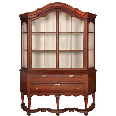 Een Louis XIV Notenhouten Vitrinekast