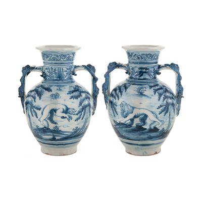 Een Paar Tin-Geglazuurde Blauw Witte Vazen in Aardewerk