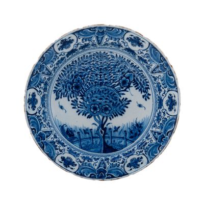 Een Zogenaamde 'Theeboom' Schotel in Delfts Aardewerk