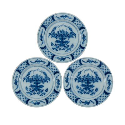 Een Set van Drie Delfts Blauwe en Witte Schotels