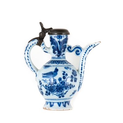 Een Hollandse Delfts Blauw en Witte Chinoiserie Wijnkan Gemonteerd met Tinnen Deksel