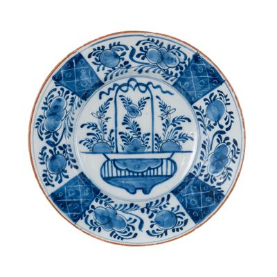 Een Blauw-witte Delfts Schotel met een Decor van een Hengselmand