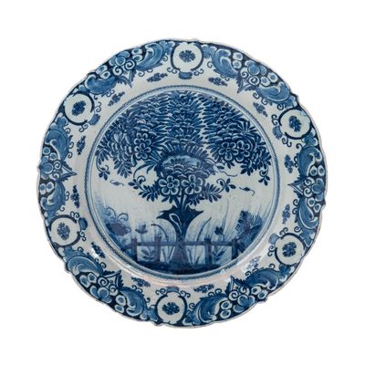 Een zogenaamde 'Tea Tree' schotel van Delfts aardewerk
