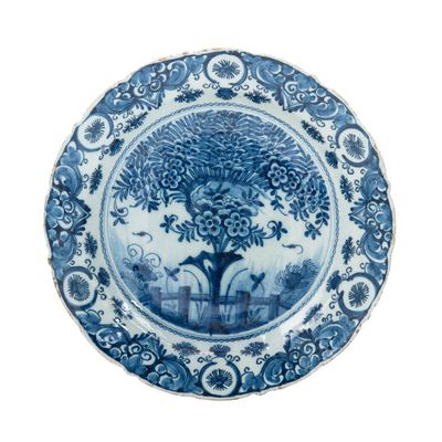 Een zogenaamde 'Tea Tree' schotel van Delfts aardewerk