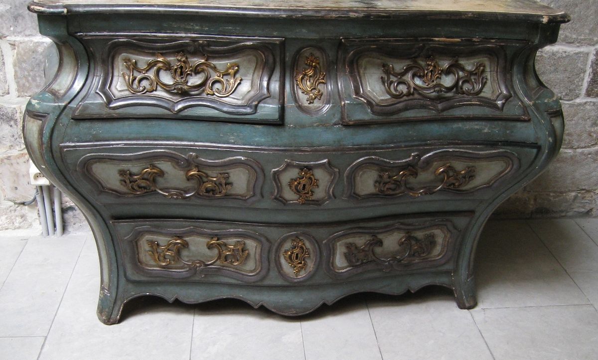 Chest of drawers