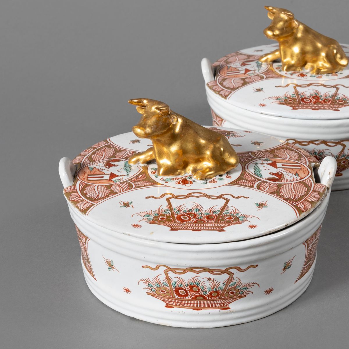 A pair of Dutch Delft doré round butter tubs with cover with a gilded lying cow - afbeelding 1