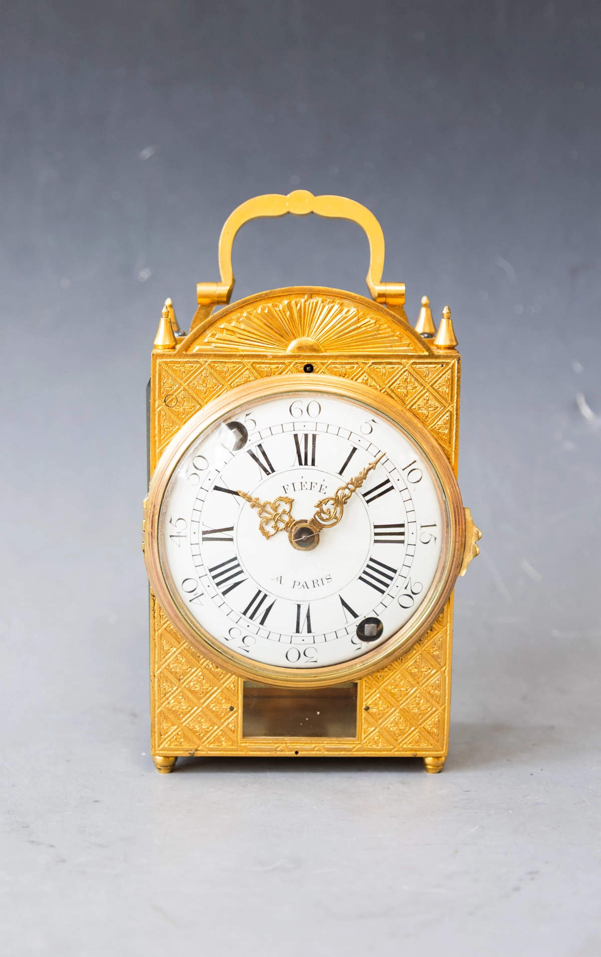 Une Pendule d'Officier française, signée 'FIÉFÉ à Paris', Louis XVI vers 1780.