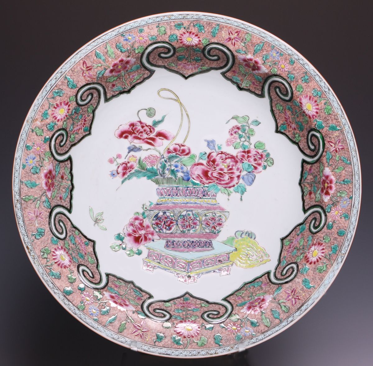 Nice Chinese Famille rose charger, early Qianlong (1736-1795), ca. 1740.