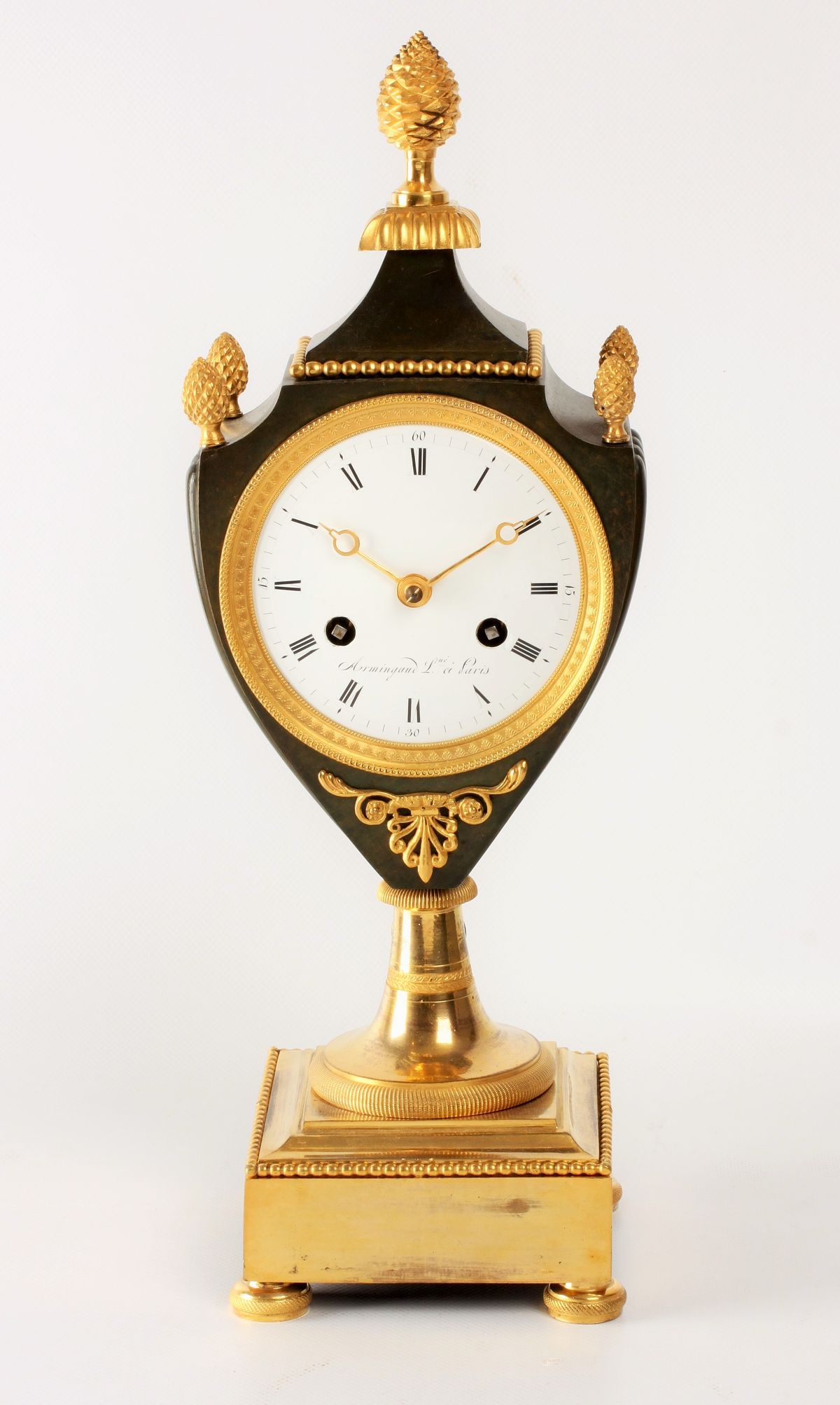 Een Franse Empire vuurverguld en bronzen vaaspendule gesigneerd Armingaud L.né à Paris, circa 1800 - afbeelding 1